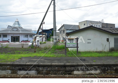 JR北海道函館本線　昆布駅から熱郛駅までの普通列車車窓風景(2023年夏雨) 136561996