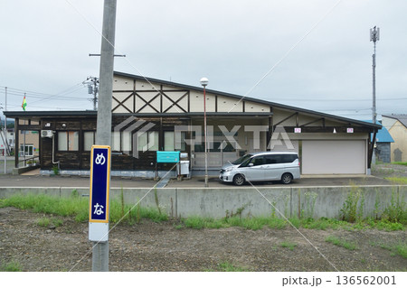 JR北海道函館本線　昆布駅から熱郛駅までの普通列車車窓風景(2023年夏雨) 136562001
