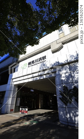 JR京葉線の検見川浜駅、南口から見た駅舎 136562074
