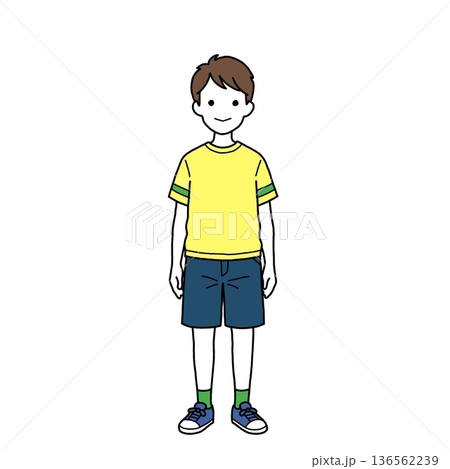 半袖半ズボン姿の小学生男子 136562239