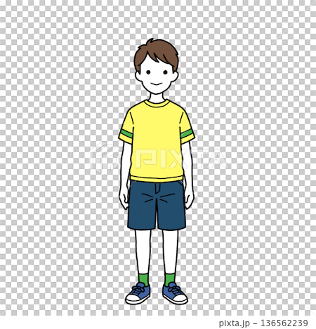 半袖半ズボン姿の小学生男子 136562239