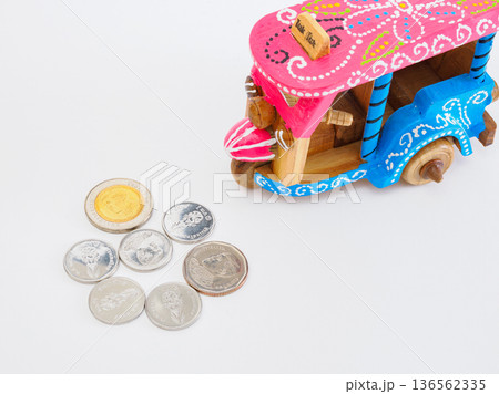 タイのトゥクトゥクと硬貨　乗車賃の相場イメージ　白背景 136562335