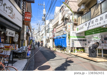 東京都世田谷区の都市風景　明大前駅 136562431