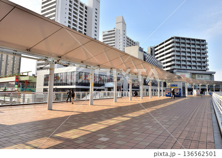 小田急線海老名駅前デッキの風景 136562501