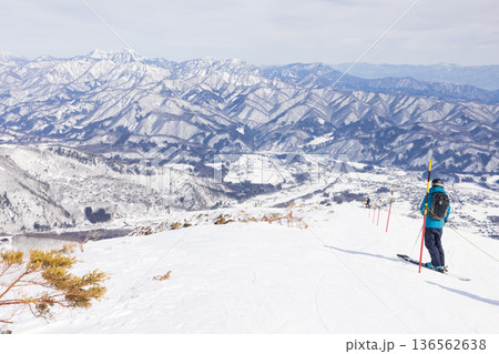 長野県白馬村の八方尾根スキー場からの風景 136562638