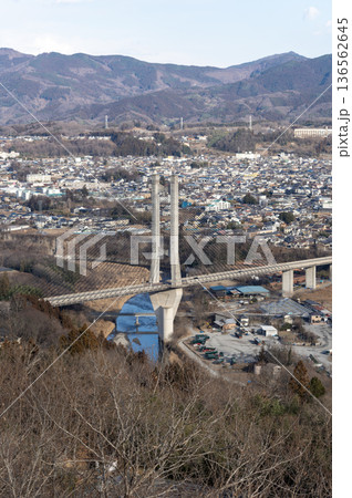 冬の秩父ミューズパーク展望台から望む秩父公園橋と市街地の全景 136562645