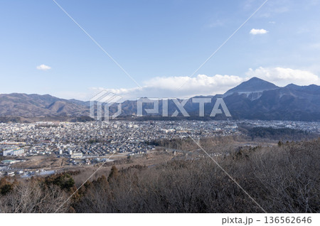冬の秩父ミューズパーク展望台から望む秩父市街と武甲山の風景 136562646