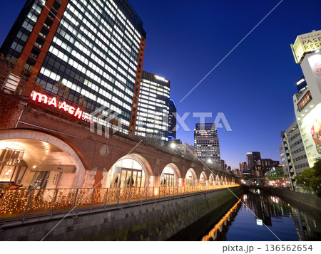神田川とマーチエキュート神田万世橋 東京都 神田川とマーチエキュート神田万世橋 東京都 136562654