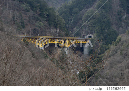 冬の奥秩父の豆焼橋から望む深い渓谷に架かる雁坂大橋の山岳風景 冬の奥秩父の豆焼橋から望む深い渓谷に架かる雁坂大橋の山岳風景 136562665