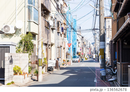 京都市下京区のローカルな町並み 136562678