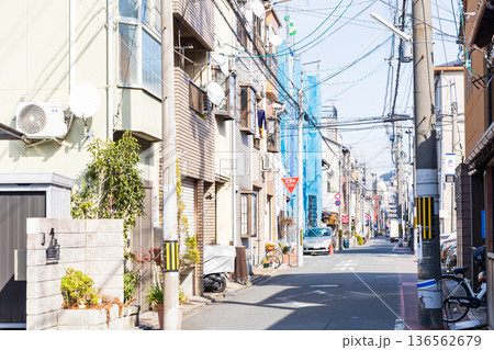 京都市下京区のローカルな町並み 京都市下京区のローカルな町並み 136562679