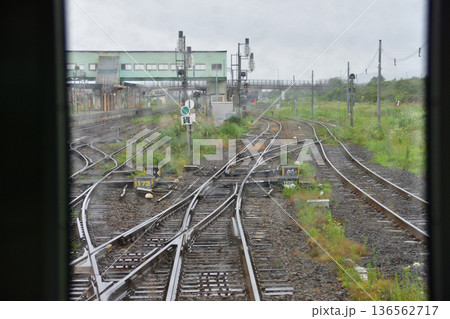 JR北海道函館本線　熱郛駅から長万部駅までの普通列車車窓風景(2023年夏雨) 136562717