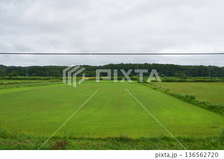 JR北海道函館本線　熱郛駅から長万部駅までの普通列車車窓風景(2023年夏雨) 136562720