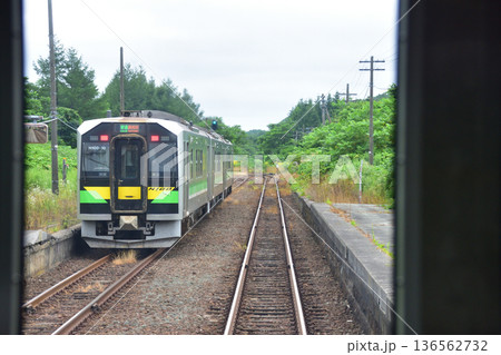 JR北海道函館本線 熱郛駅から長万部駅までの普通列車車窓風景(2023年夏雨) JR北海道函館本線 熱郛駅から長万部駅までの普通列車車窓風景(2023年夏雨) 136562732