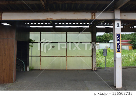 JR北海道函館本線　熱郛駅から長万部駅までの普通列車車窓風景(2023年夏雨) 136562733