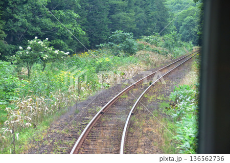 JR北海道函館本線 熱郛駅から長万部駅までの普通列車車窓風景(2023年夏雨) JR北海道函館本線 熱郛駅から長万部駅までの普通列車車窓風景(2023年夏雨) 136562736