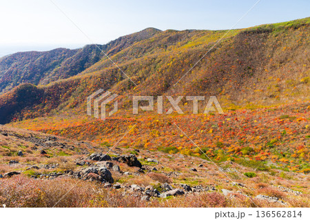 秋の栃木県那須町　日本百名山　紅葉の那須岳（茶臼岳）　 136562814