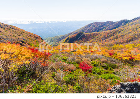 秋の栃木県那須町　日本百名山　紅葉の那須岳（茶臼岳）　 136562823