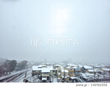 雪景色の市街地 雪景色の市街地 136562856