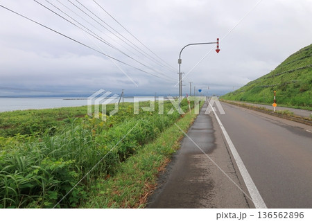 北海道国道5号の長万部駅から山崎駅までの道路風景 136562896