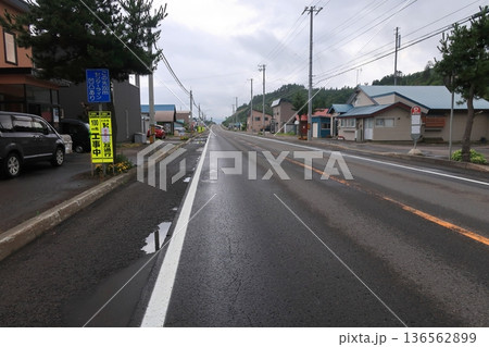 北海道国道5号の長万部駅から山崎駅までの道路風景 136562899