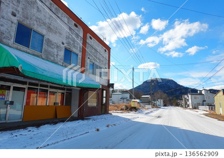 北海道弟子屈町 川湯温泉周辺の町並み 136562909