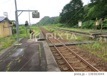 JR北海道函館本線　黒岩駅の風景(2023年夏雨) 136563044