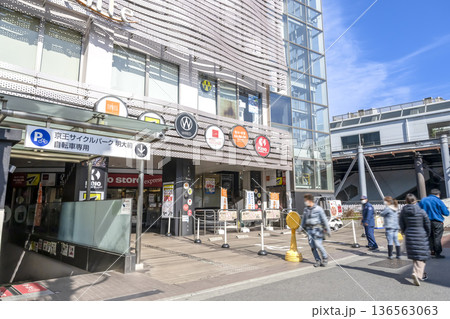 東京都世田谷区の都市風景 明大前駅 東京都世田谷区の都市風景 明大前駅 136563063