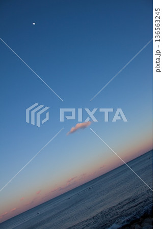 斜めの空と海 斜めの空と海 136563245