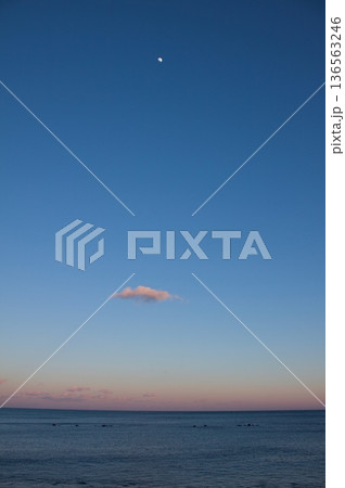 空と海　縦位置 136563246