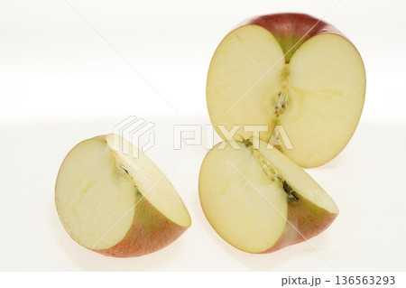 真っ赤なりんご　あいかの香り 青森県産 136563293