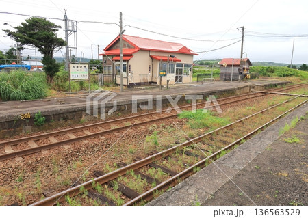 JR北海道函館本線 山崎駅の風景(2023年夏雨) JR北海道函館本線 山崎駅の風景(2023年夏雨) 136563529