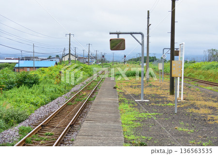 JR北海道函館本線　山崎駅の風景(2023年夏雨) 136563535
