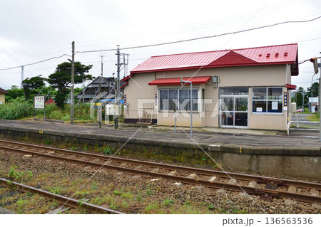 JR北海道函館本線 山崎駅の風景(2023年夏雨) JR北海道函館本線 山崎駅の風景(2023年夏雨) 136563536