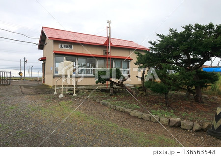 JR北海道函館本線　山崎駅の風景(2023年夏雨) 136563548
