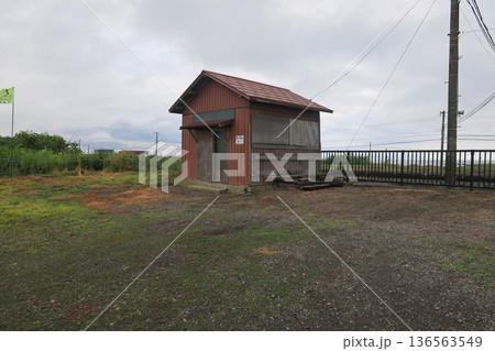 JR北海道函館本線　山崎駅の風景(2023年夏雨) 136563549