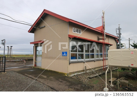 JR北海道函館本線　山崎駅の風景(2023年夏雨) 136563552
