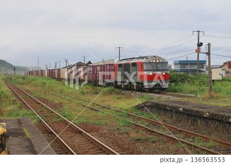 JR北海道函館本線　山崎駅の風景(2023年夏雨) 136563553