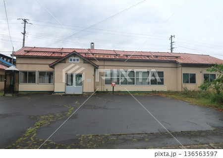 JR北海道函館本線　国縫駅の風景(2023年夏雨) 136563597