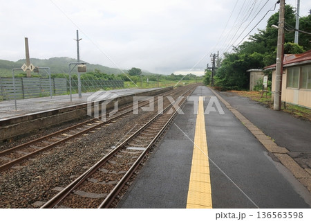 JR北海道函館本線　国縫駅の風景(2023年夏雨) 136563598