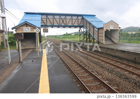 JR北海道函館本線 国縫駅の風景(2023年夏雨) JR北海道函館本線 国縫駅の風景(2023年夏雨) 136563599