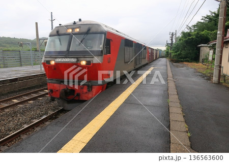JR北海道函館本線　国縫駅の風景(2023年夏雨) 136563600
