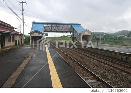 JR北海道函館本線　国縫駅の風景(2023年夏雨) 136563602