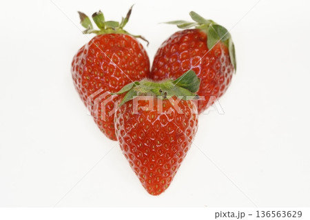 真っ赤ないちご ならあかり　奈良県産 136563629
