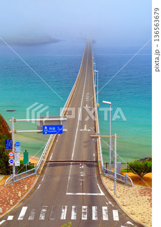 霧の角島大橋2142 136563679