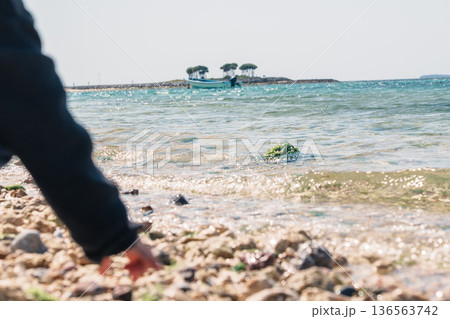 沖縄北部の青い海と砂浜 スライドショーやプレゼンに使える背景素材 136563742