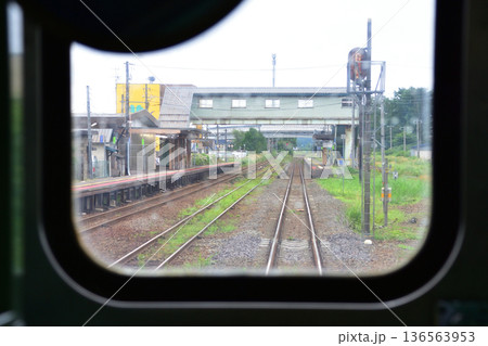 JR北海道函館本線　山崎駅から山越駅までの普通列車車窓風景(2023年夏雨) 136563953