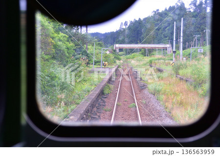 JR北海道函館本線　山崎駅から山越駅までの普通列車車窓風景(2023年夏雨) 136563959