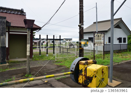 JR北海道函館本線　山崎駅から山越駅までの普通列車車窓風景(2023年夏雨) 136563961