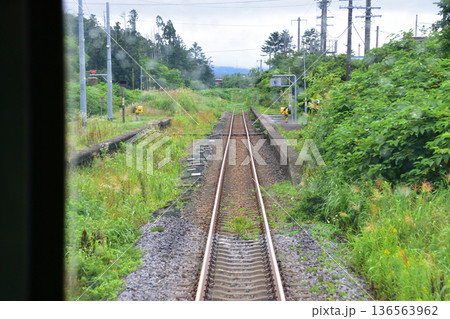 JR北海道函館本線　山崎駅から山越駅までの普通列車車窓風景(2023年夏雨) 136563962